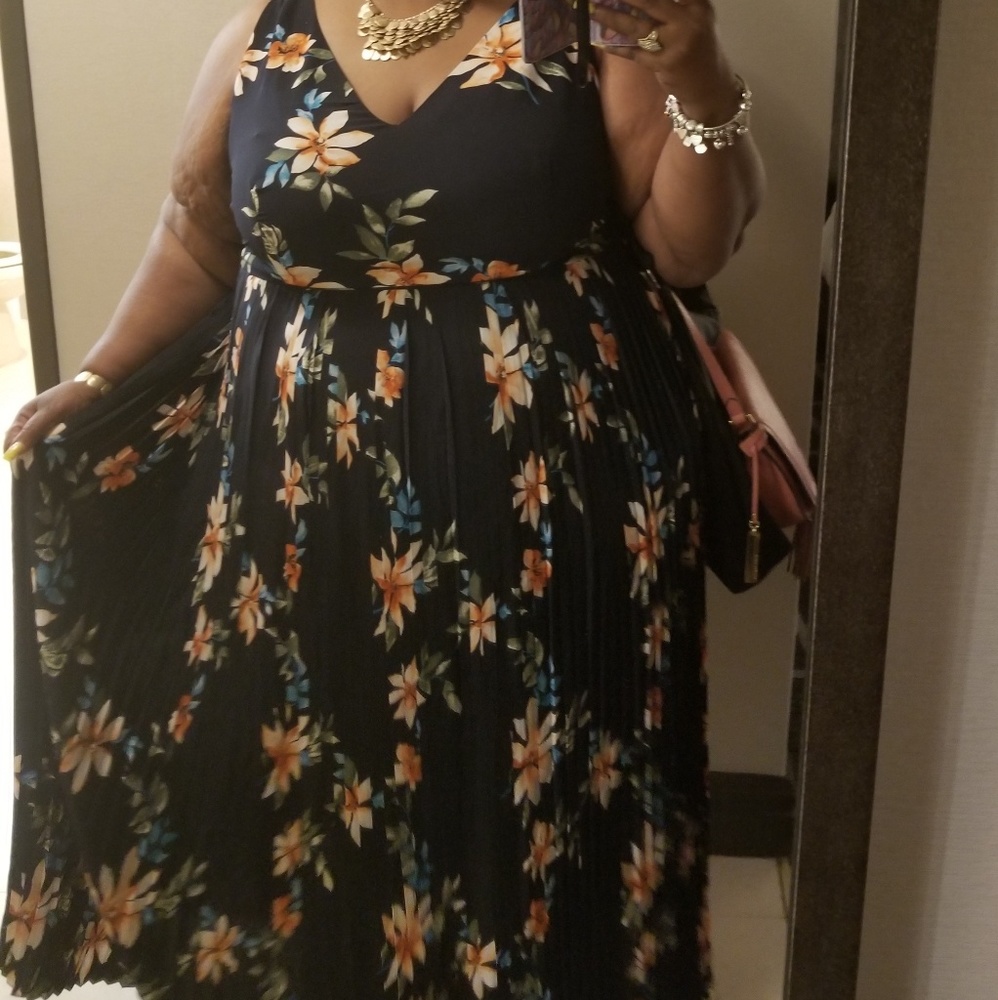 Beautiful pleated maxi dress - Picture 6 of 6